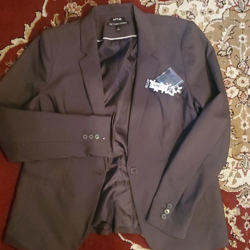 Suit - Picture 3 of 4